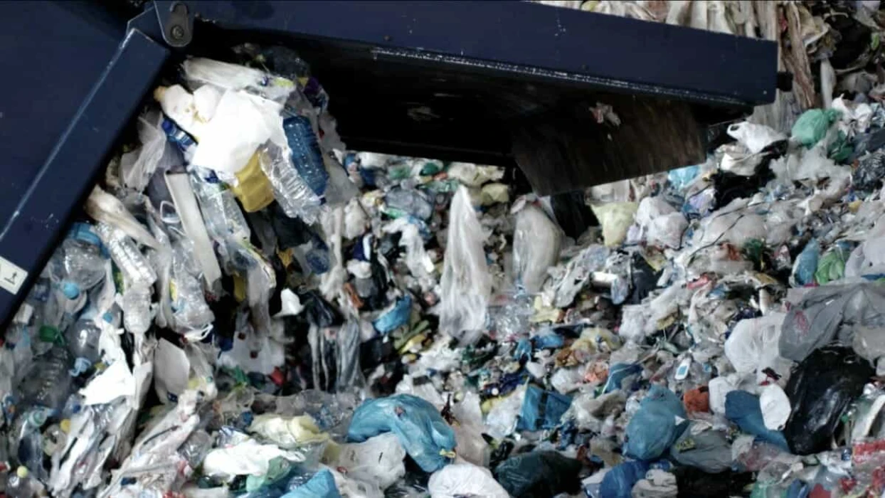 Proyección del film Out of Plastic